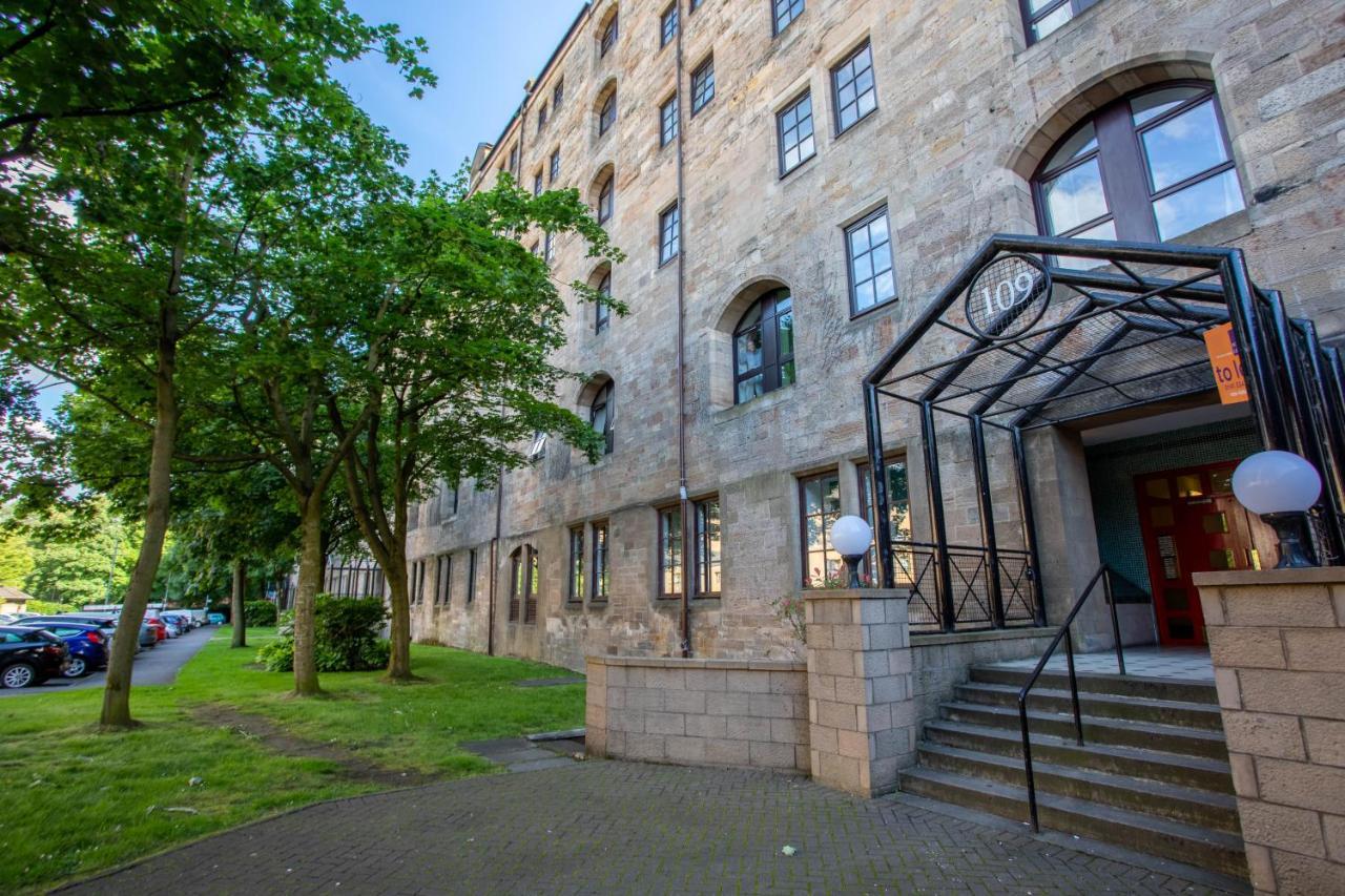 Stunning 2 Bed Merchant City Apartment With Residents Parking Glasgow Buitenkant foto